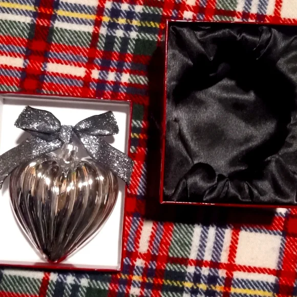 Vintage Heart-Shaped Xmas Ornament - Picture 1 of 4